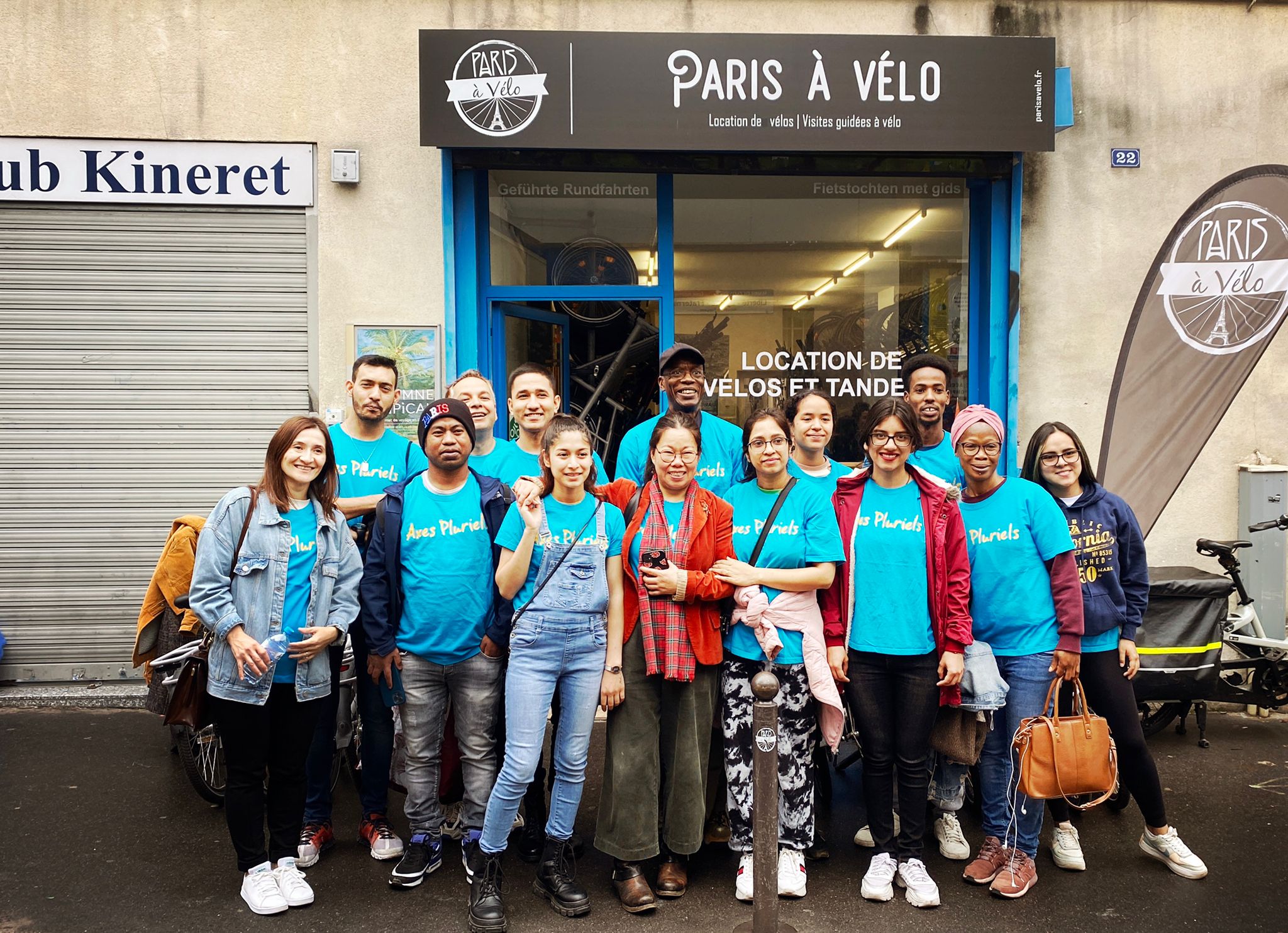 Sortie découverte de la ville de Paris en vélo devant la boutique Paris à vélo