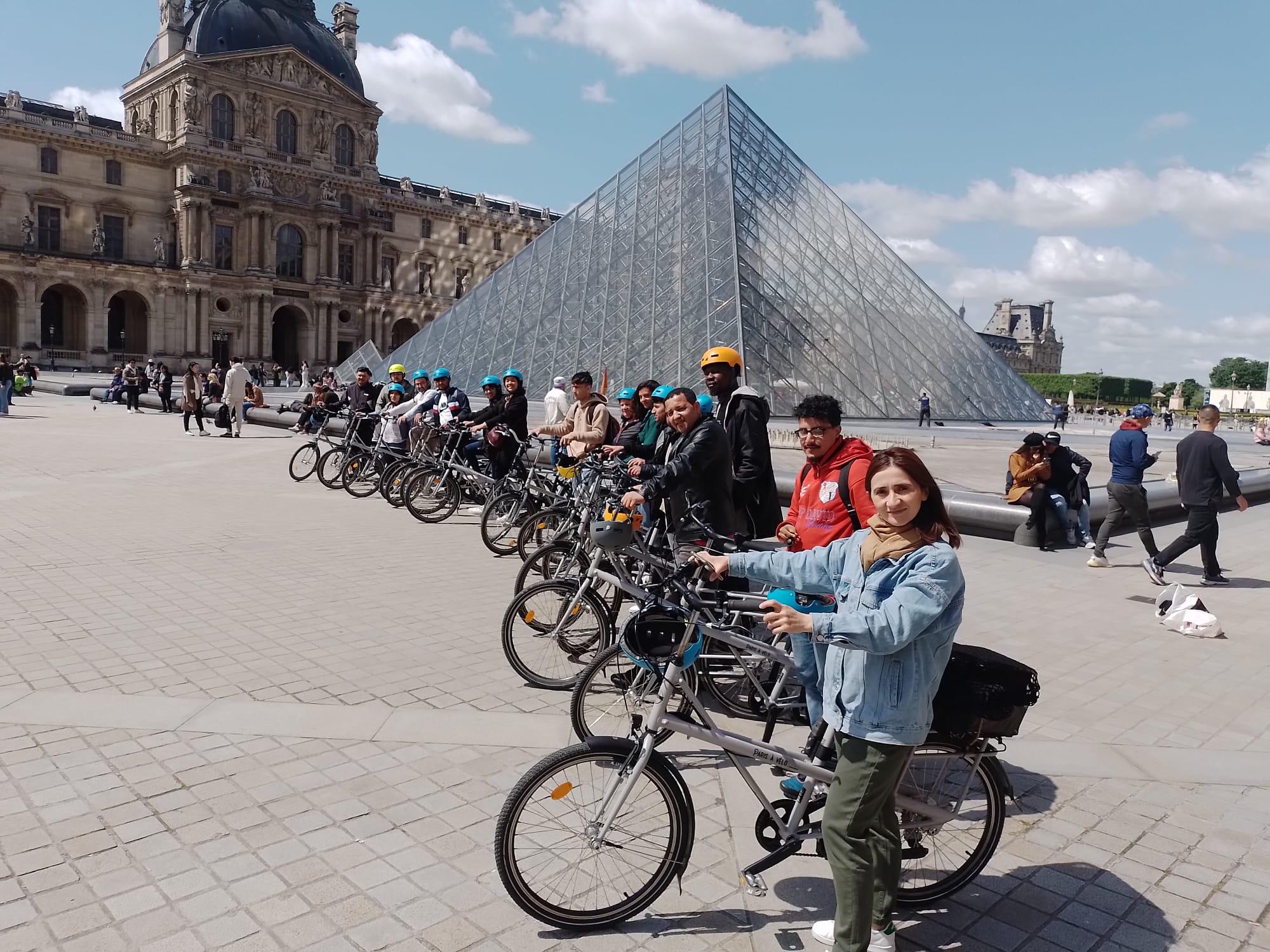 Sortie Vélo devant le musée du Louvre avec les stagiaires des Ateliers Socio Linguistiques et les Parcours Linguistique à Visée professionnelle d'Axes Pluriels