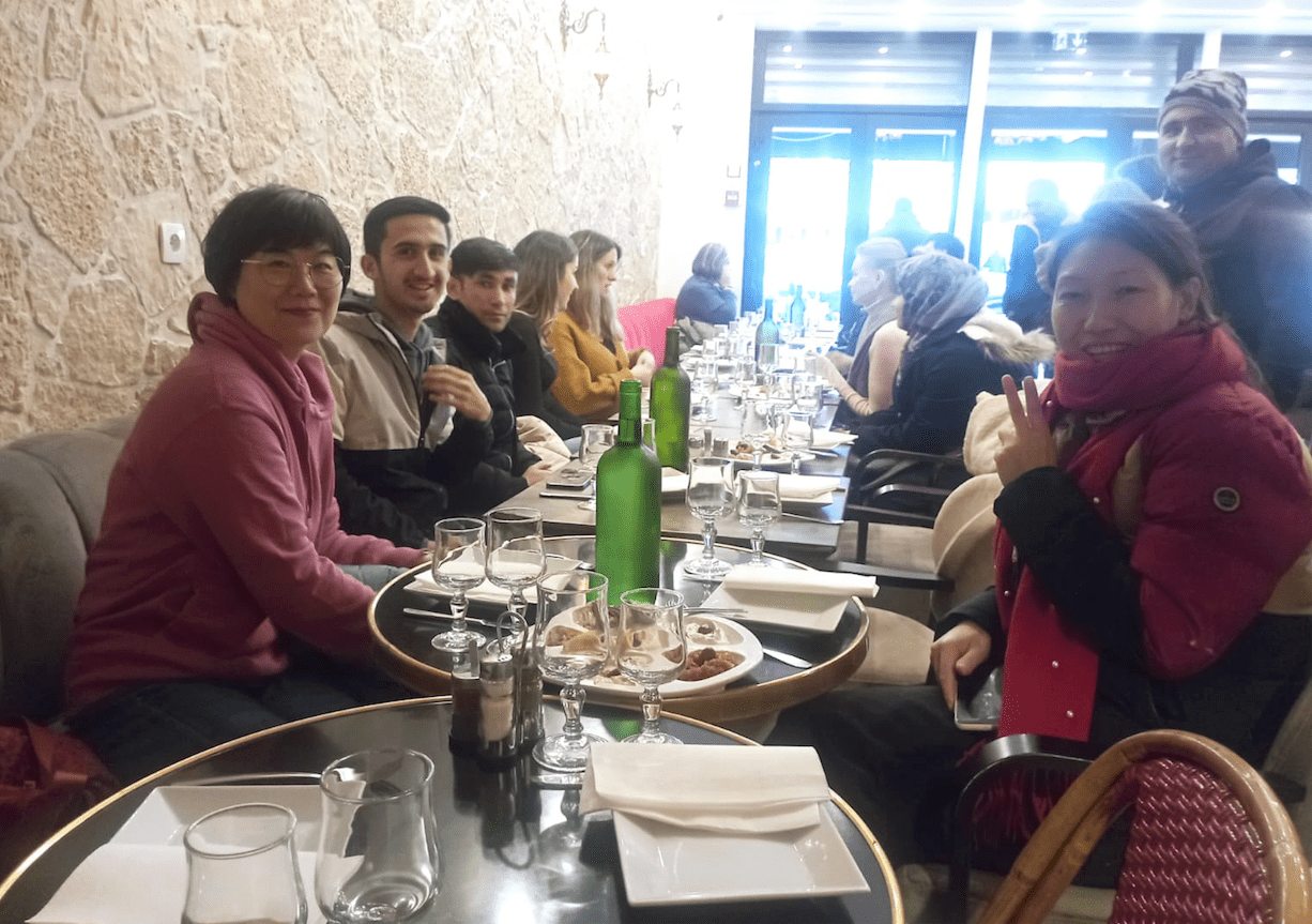 Usagers adultes de l'association à table au restaurant de fin d'Axes Pluriels
