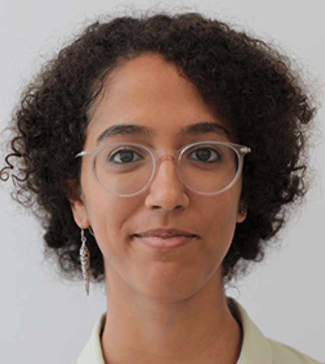 Portrait de Nejma ARAKI, diplômée de l'école des Mines de Paris et bénévole pour l'association Axes Pluriels