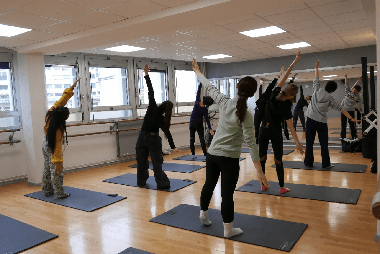 sport_sante_femmes-1 Groupe de femmes pendant un cours de gym douce dans le cadre de l'activité Sport santé bien être pour les jeunes filles et jeunes femme