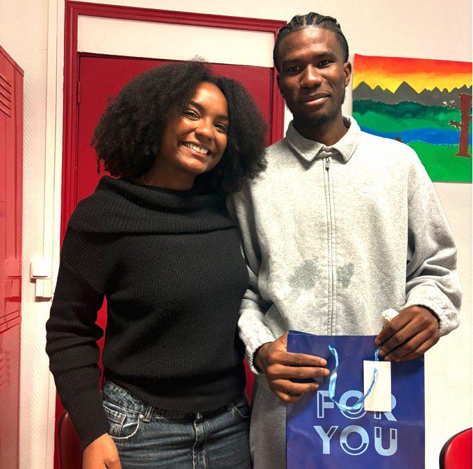 une jeune femme et un jeune homme, tous les deux élèves de l'atelier de conversation
