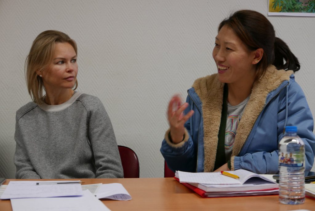 Une femme parle lors d'un cours de français