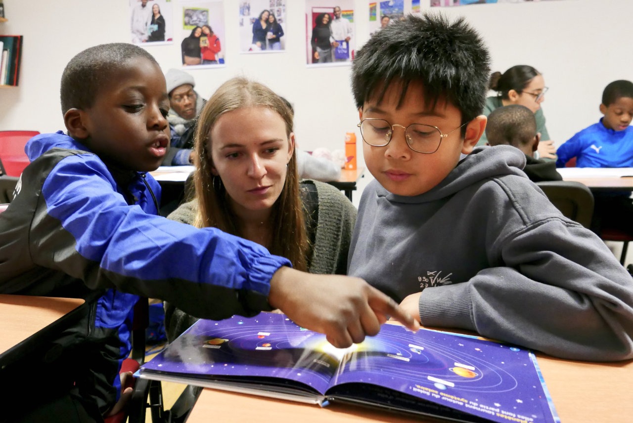 deux jeunes garçons et leur aide au devoirs