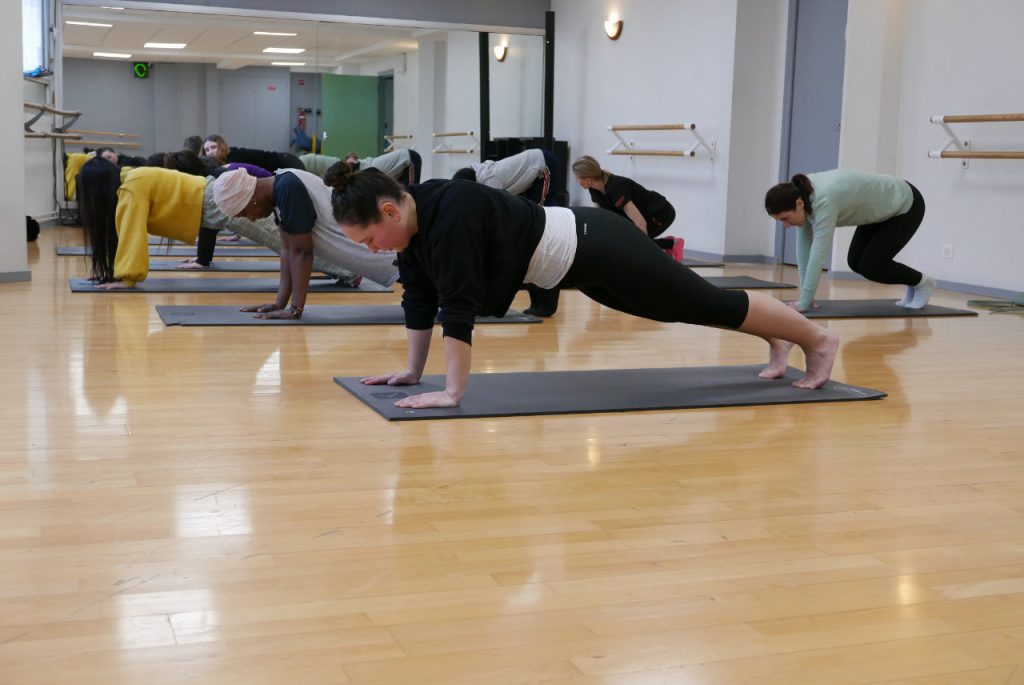 Femmes qui pratiquent le pilates