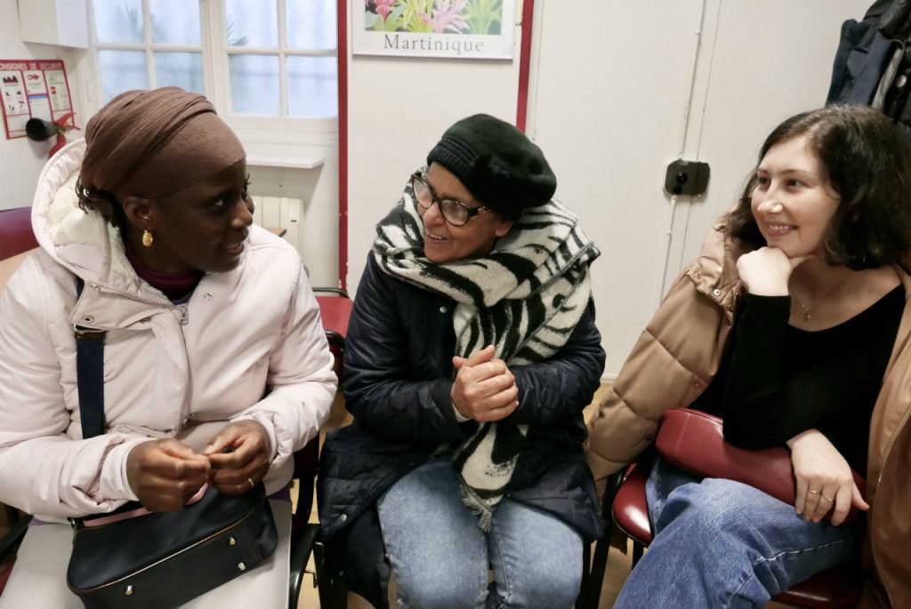trois femmes migrantes qui discutent ensemble
