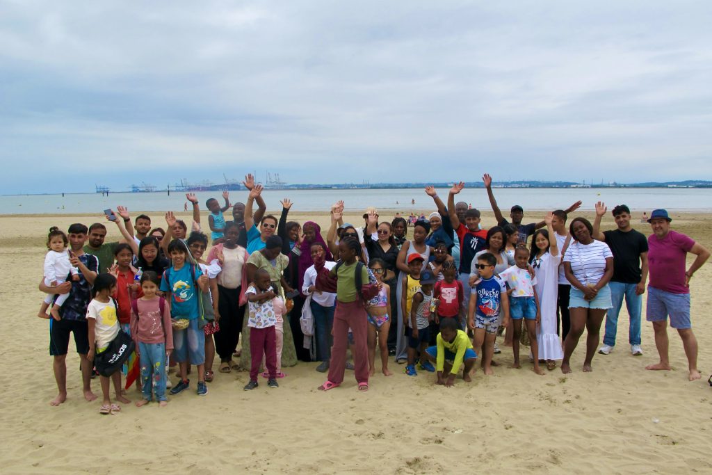 familles et enfants usagers de l'association à la plage