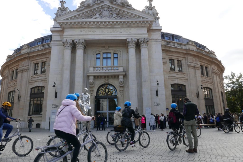 Groupe de migrants à vélo pendant la balade à vélo dans Paris