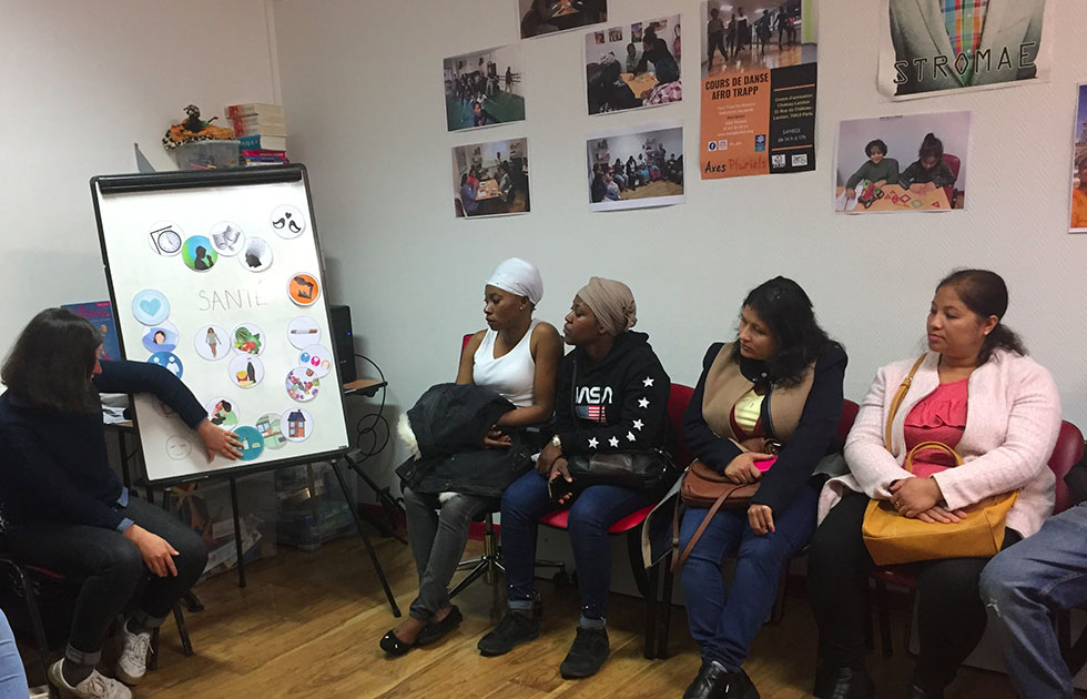 Femmes du quartier qui écoutent le cours de nutrition