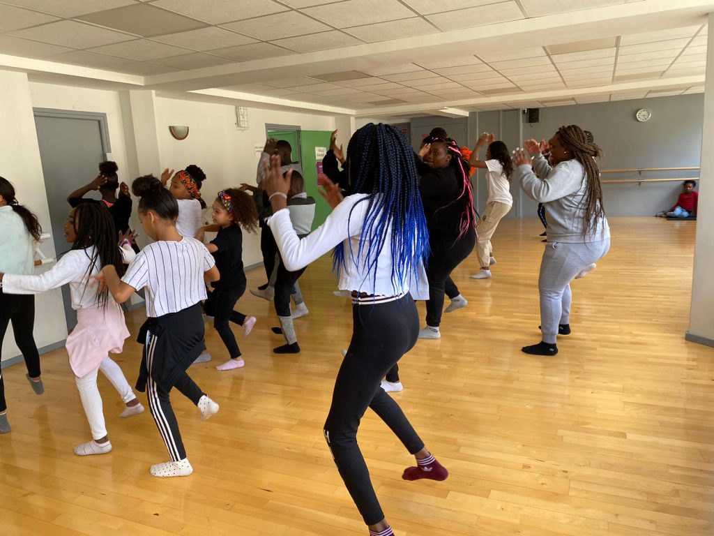 enfants vus de dos qui dansent pendant un cours de danse