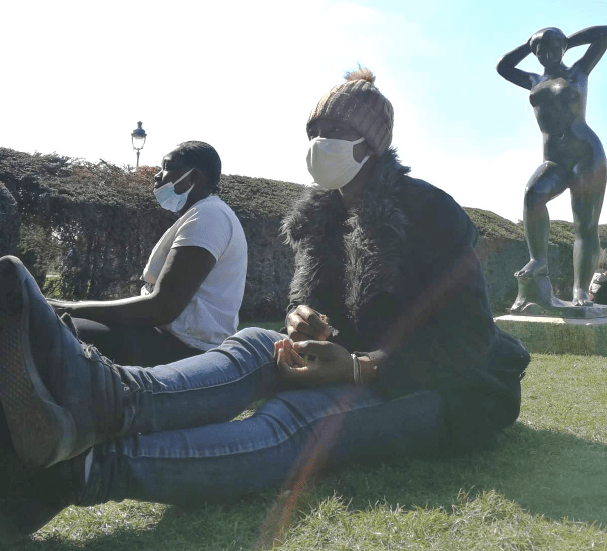 Deux jeunes assis dans l'herbe au jardin des Tuileries