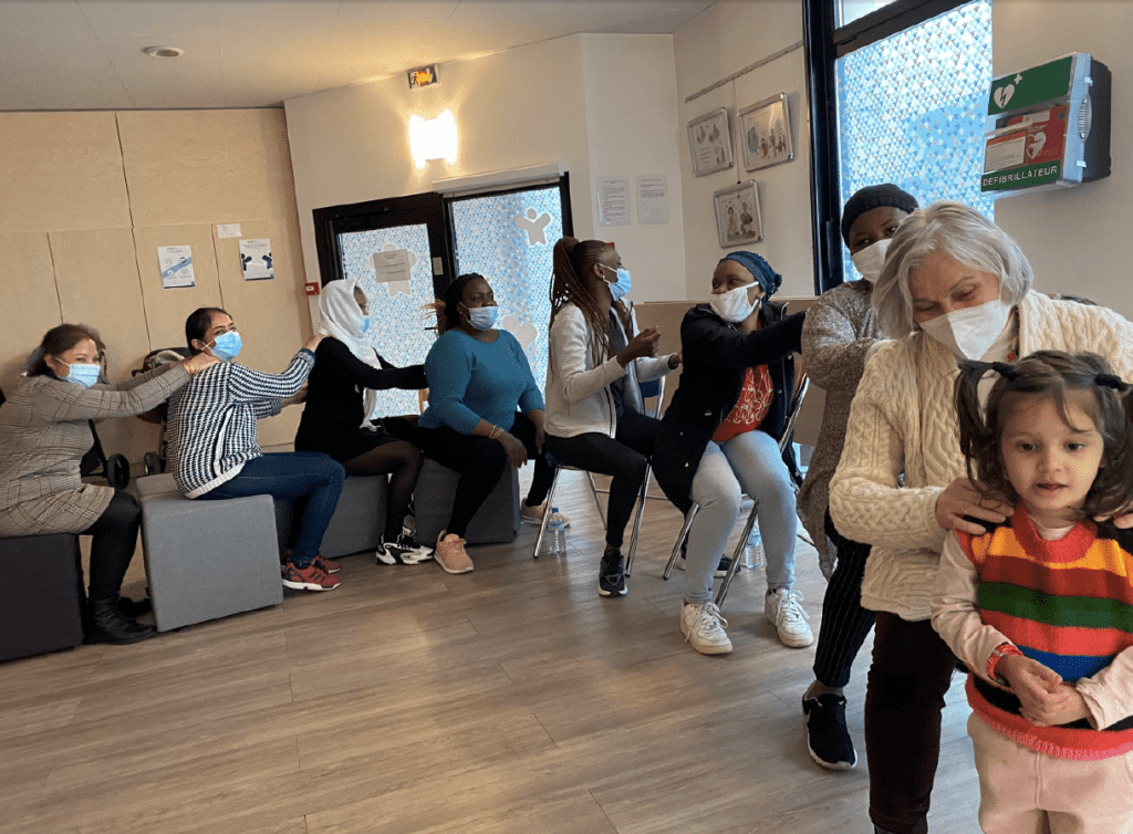 femmes à la queue leu leu assises et qui se tiennent par les épaules