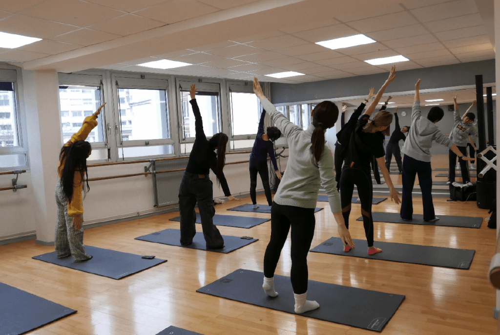 femmes vues de dos qui pratiquent le pilates