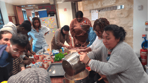 Stagiaires des ateliers de conversation en langue française qui préparent la cuisine ensemble autour du thème de la Colombie.