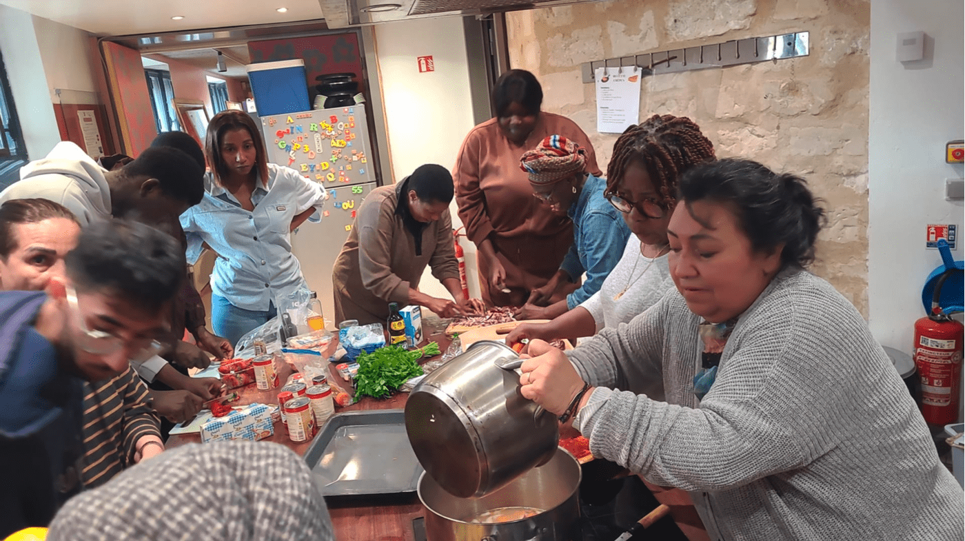 Stagiaires des ateliers de conversation en langue française qui préparent la cuisine ensemble autour du thème de la Colombie.