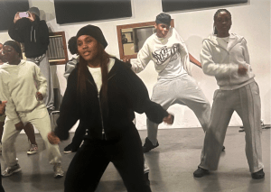 Jeunes filles qui suivent la chorégraphie de danse pendant le stage gratuit durant des vacances de printemps 2026