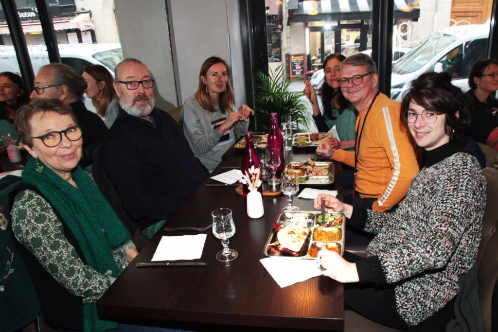 Groupe d'enseignants amis de l'association Axes pluriels à table pendant le repas de fin d'année 2025 organisé par l'association