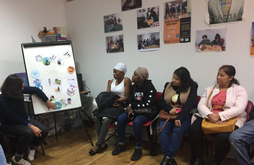 Femmes du quartier qui écoutent le cours de nutrition