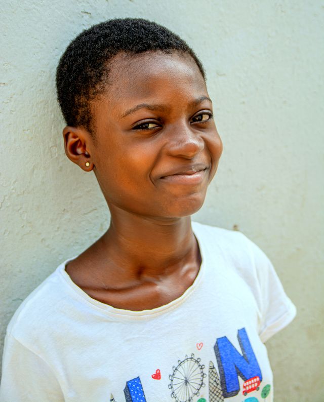 portrait d'une jeune fille noire aux cheveux courts avec un t-shirt blanc photographiée par Jean-Marc Bonnel