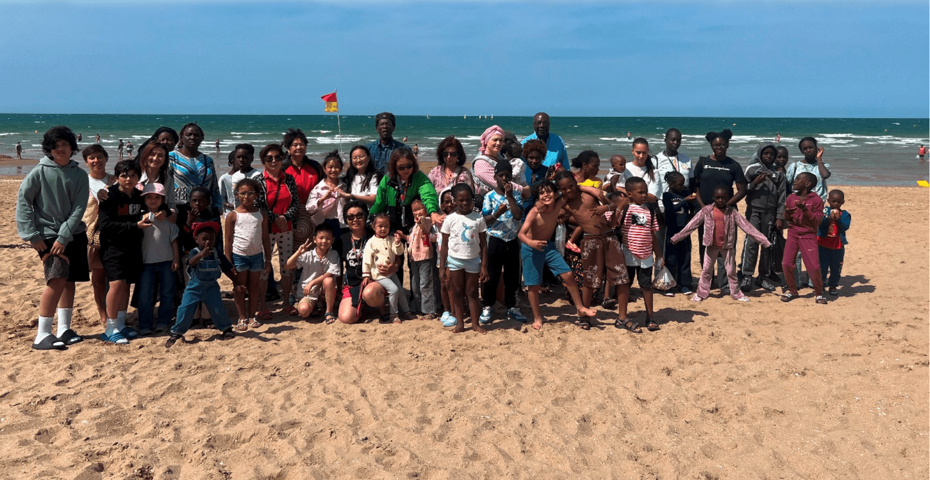 Familles d'usagers et membres de l'association sur la plage de Cabourg
